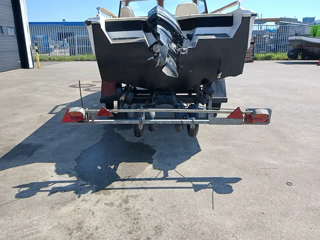 Kajuit boot met buitenboord motor en trailer - afbeelding 51 van  55