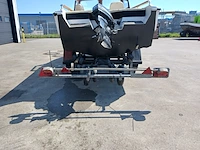 Kajuit boot met buitenboord motor en trailer - afbeelding 51 van  55