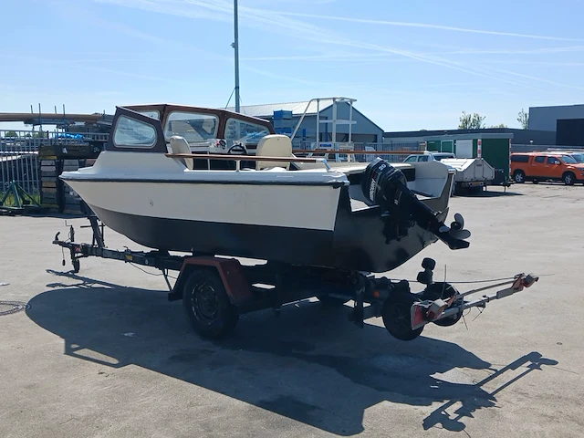Kajuit boot met buitenboord motor en trailer - afbeelding 45 van  55