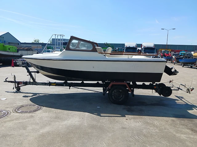 Kajuit boot met buitenboord motor en trailer - afbeelding 52 van  55