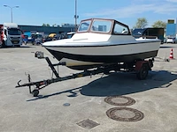 Kajuit boot met buitenboord motor en trailer - afbeelding 53 van  55