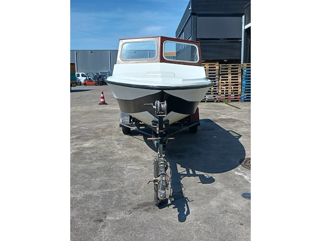 Kajuit boot met buitenboord motor en trailer - afbeelding 54 van  55