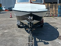 Kajuit boot met buitenboord motor en trailer - afbeelding 54 van  55