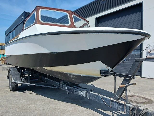 Kajuit boot met buitenboord motor en trailer - afbeelding 55 van  55