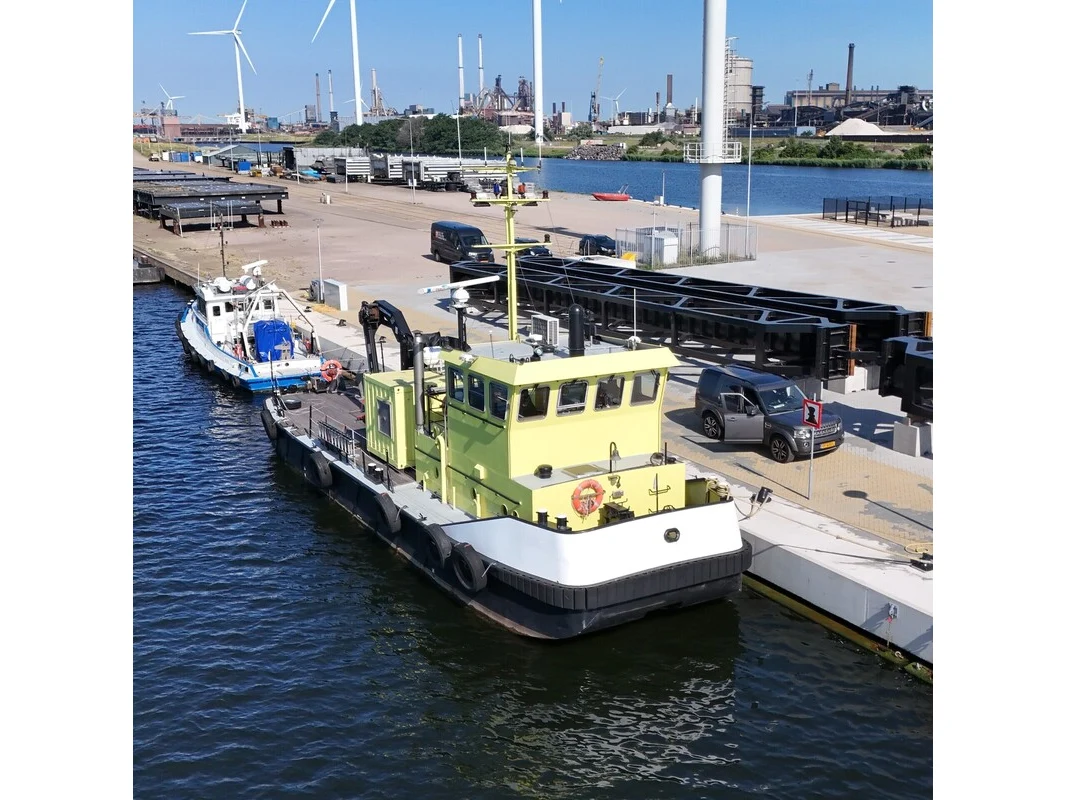 Kajuitmotorboot en werkpontons