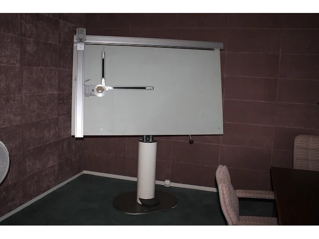 Kantelbare tekentafel zucor zx/6, met pedaal in hoogte verstelbaar. afmeting 170 x 100 cm. - afbeelding 1 van  5