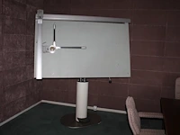 Kantelbare tekentafel zucor zx/6, met pedaal in hoogte verstelbaar. afmeting 170 x 100 cm.