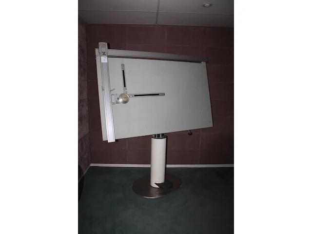 Kantelbare tekentafel zucor zx/6, met pedaal in hoogte verstelbaar. afmeting 170 x 100 cm. - afbeelding 2 van  5