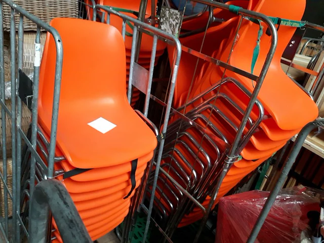 Kantine stapelstoelen, oranje, 20 stuks, in zeer goede staat - afbeelding 2 van  3
