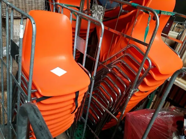 Kantine stapelstoelen, oranje, 20 stuks, in zeer goede staat - afbeelding 3 van  3