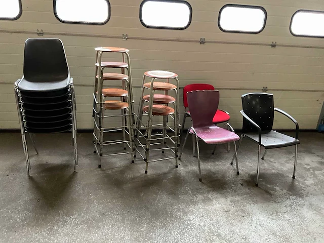 Kantinestoelen en krukken (25x) - afbeelding 1 van  5