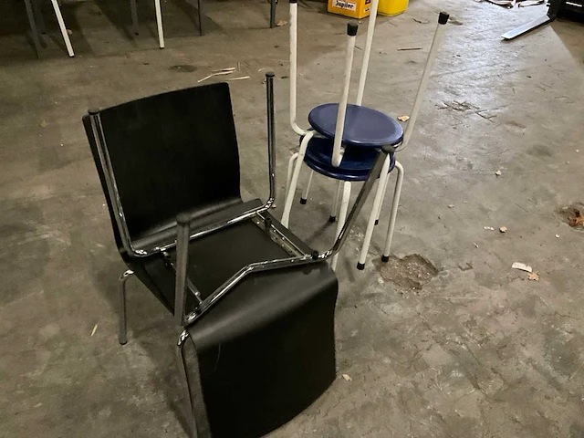Kantinestoelen en krukken (25x) - afbeelding 2 van  5