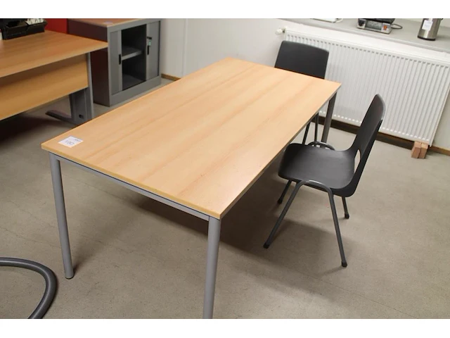 Kantinetafel 80 x 160 x 72 cm met zes stapelbare kunststof stoelen met metalen onderstel. - afbeelding 1 van  4