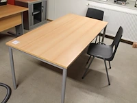 Kantinetafel 80 x 160 x 72 cm met zes stapelbare kunststof stoelen met metalen onderstel. - afbeelding 1 van  4