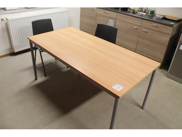 Kantinetafel 80 x 160 x 72 cm met zes stapelbare kunststof stoelen met metalen onderstel. - afbeelding 2 van  4