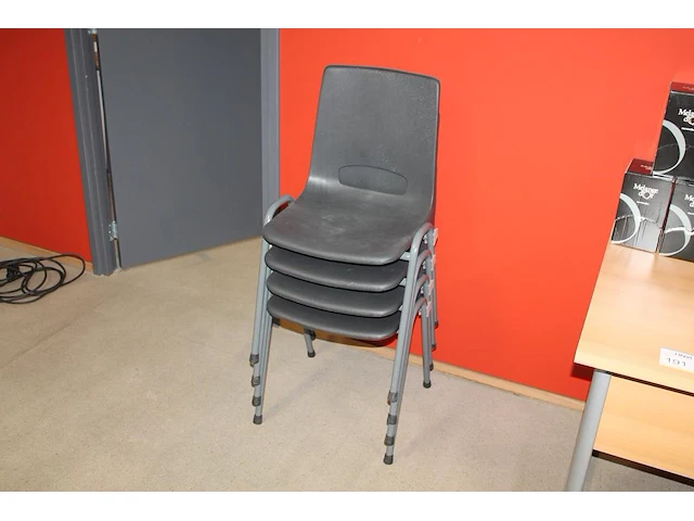 Kantinetafel 80 x 160 x 72 cm met zes stapelbare kunststof stoelen met metalen onderstel. - afbeelding 3 van  4