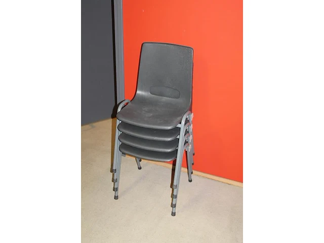 Kantinetafel 80 x 160 x 72 cm met zes stapelbare kunststof stoelen met metalen onderstel. - afbeelding 4 van  4