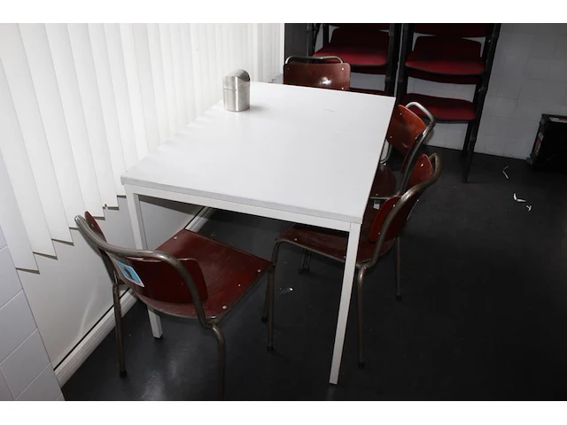Kantinetafel met 5 buisstalen stoelen met houten zitting / leuning. - afbeelding 1 van  2