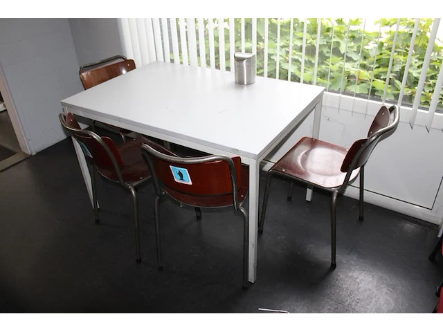 Kantinetafel met 5 buisstalen stoelen met houten zitting / leuning. - afbeelding 2 van  2