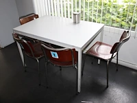 Kantinetafel met 5 buisstalen stoelen met houten zitting / leuning. - afbeelding 2 van  2