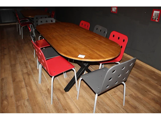 Kantinetafel met 8 buisstalen stoelen met houten zitting. afmeting 220 x 90 x 75 cm. - afbeelding 1 van  3