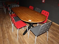 Kantinetafel met 8 buisstalen stoelen met houten zitting. afmeting 220 x 90 x 75 cm.