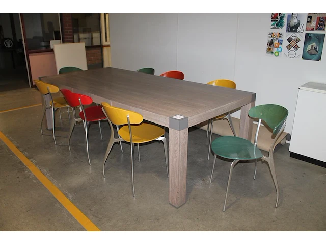 Kantinetafel met acht gekleurde houten stoelen op metalen onderstel. afmeting 260 x 120 x 77 cm - afbeelding 1 van  2