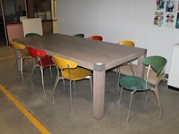 Kantinetafel met acht gekleurde houten stoelen op metalen onderstel. afmeting 260 x 120 x 77 cm - afbeelding 1 van  2