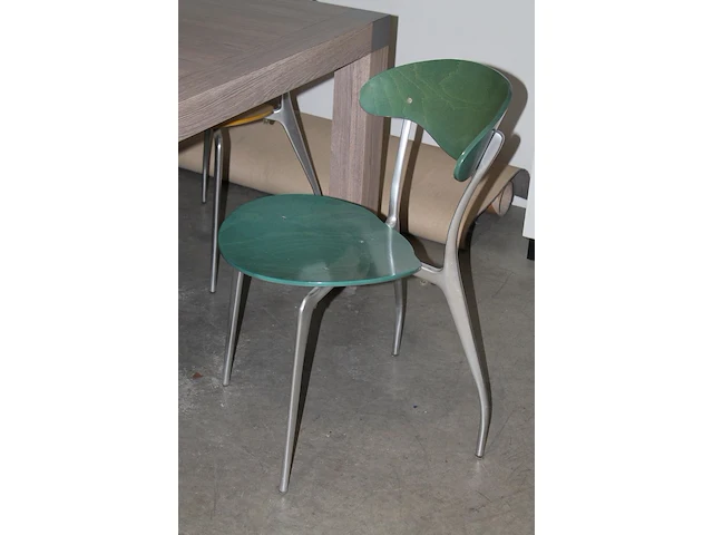 Kantinetafel met acht gekleurde houten stoelen op metalen onderstel. afmeting 260 x 120 x 77 cm - afbeelding 2 van  2
