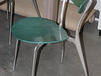Kantinetafel met acht gekleurde houten stoelen op metalen onderstel. afmeting 260 x 120 x 77 cm - afbeelding 2 van  2