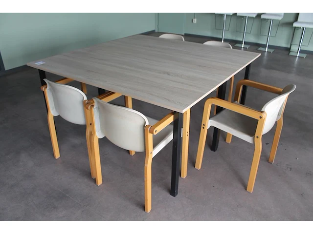 Kantinetafel met vijf houten stoelen met kunststof zitting. afmeting 160 x 160 x 75 cm let op! staan op eer... - afbeelding 1 van  3