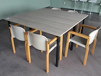 Kantinetafel met vijf houten stoelen met kunststof zitting. afmeting 160 x 160 x 75 cm let op! staan op eer... - afbeelding 1 van  3