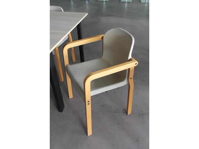 Kantinetafel met vijf houten stoelen met kunststof zitting. afmeting 160 x 160 x 75 cm let op! staan op eer... - afbeelding 2 van  3
