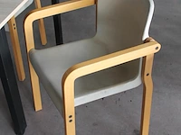 Kantinetafel met vijf houten stoelen met kunststof zitting. afmeting 160 x 160 x 75 cm let op! staan op eer... - afbeelding 2 van  3