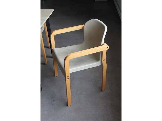 Kantinetafel met vijf houten stoelen met kunststof zitting. afmeting 160 x 160 x 75 cm let op! staan op eer... - afbeelding 3 van  3