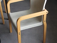 Kantinetafel met vijf houten stoelen met kunststof zitting. afmeting 160 x 160 x 75 cm let op! staan op eer... - afbeelding 3 van  3