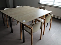 Kantinetafel met vijf houten stoelen met kunststof zitting. afmeting 160 x 160 x 75 cm let op! staan op eer... - afbeelding 1 van  1