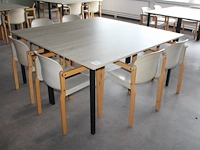 Kantinetafel met zes houten stoelen met kunststof zitting. afmeting 160 x 160 x 75 cm let op! staan op eers... - afbeelding 1 van  2