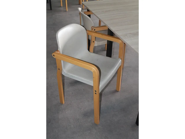 Kantinetafel met zes houten stoelen met kunststof zitting. afmeting 160 x 160 x 75 cm let op! staan op eers... - afbeelding 2 van  2