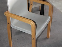 Kantinetafel met zes houten stoelen met kunststof zitting. afmeting 160 x 160 x 75 cm let op! staan op eers... - afbeelding 2 van  2