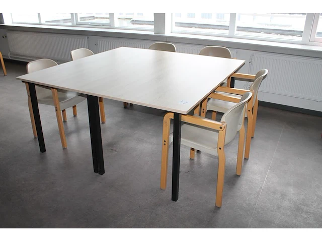 Kantinetafel met zes houten stoelen met kunststof zitting. afmeting 160 x 160 x 75 cm let op! staan op eers... - afbeelding 1 van  2