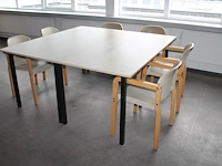 Kantinetafel met zes houten stoelen met kunststof zitting. afmeting 160 x 160 x 75 cm let op! staan op eers... - afbeelding 1 van  2