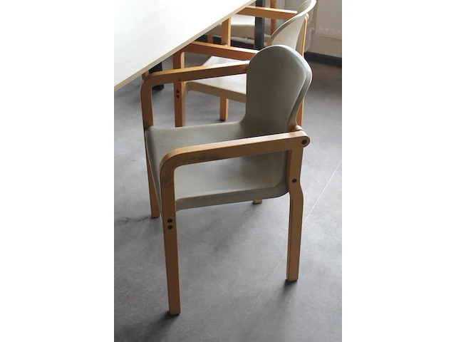 Kantinetafel met zes houten stoelen met kunststof zitting. afmeting 160 x 160 x 75 cm let op! staan op eers... - afbeelding 2 van  2