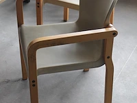 Kantinetafel met zes houten stoelen met kunststof zitting. afmeting 160 x 160 x 75 cm let op! staan op eers... - afbeelding 2 van  2