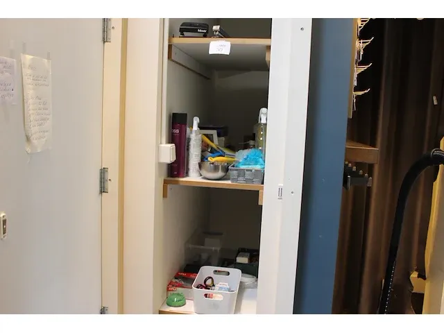 Kantoor- en schoonmaakartikelen in kast. - afbeelding 1 van  3