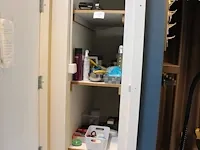 Kantoor- en schoonmaakartikelen in kast. - afbeelding 1 van  3
