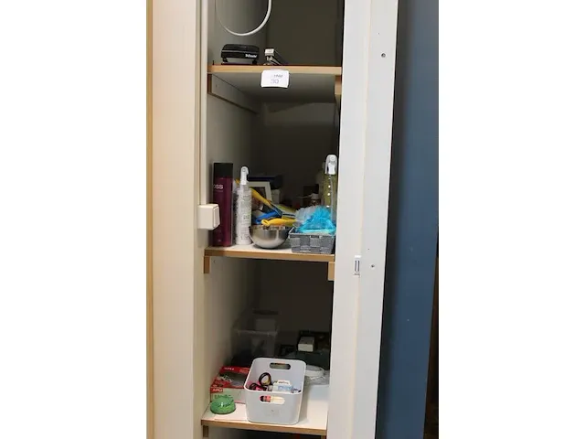 Kantoor- en schoonmaakartikelen in kast. - afbeelding 2 van  3