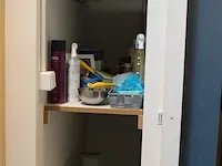 Kantoor- en schoonmaakartikelen in kast. - afbeelding 2 van  3