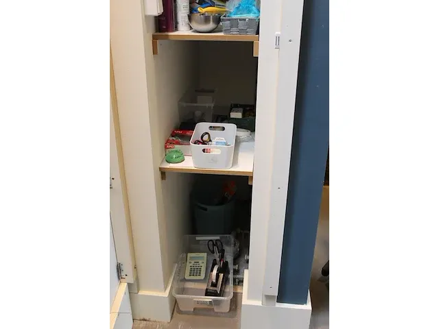 Kantoor- en schoonmaakartikelen in kast. - afbeelding 3 van  3