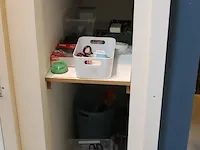 Kantoor- en schoonmaakartikelen in kast. - afbeelding 3 van  3